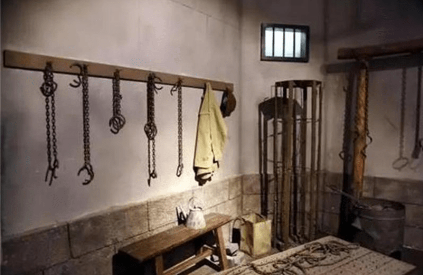 (日军牢房)涞源大牢里,日军对这个搓澡工用尽酷刑,灌辣椒水,坐老虎凳