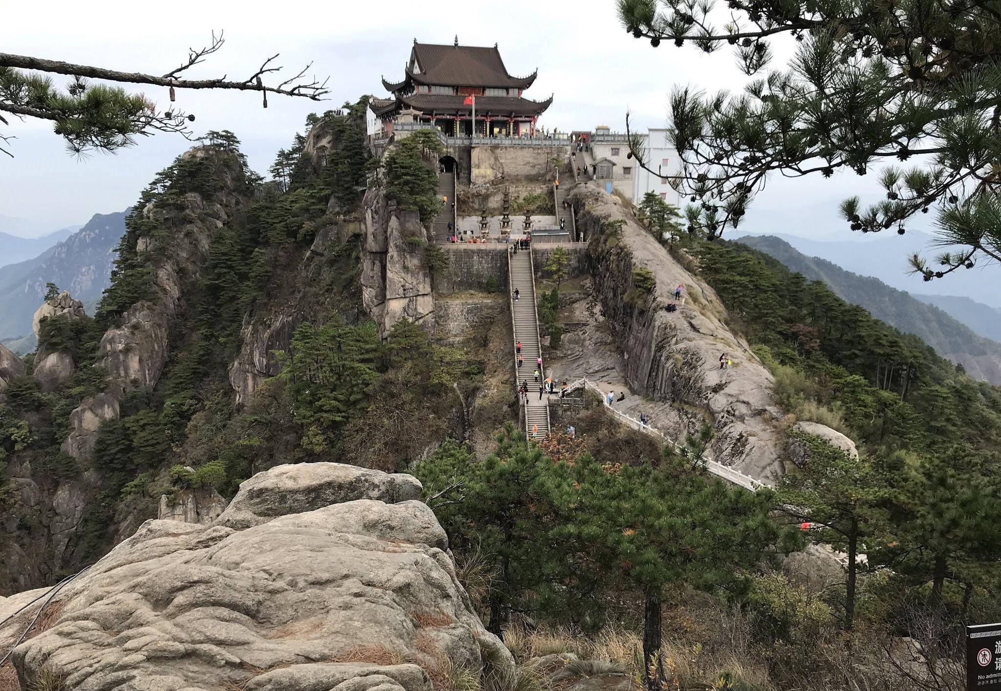 安徽三大名山之一,被誉为"江南第一山,风景壮丽不输黄山_九华山_天台