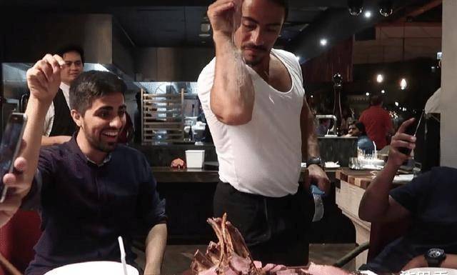 撒盐哥是土耳其的一个厨师,14岁的时候在屠夫那里做