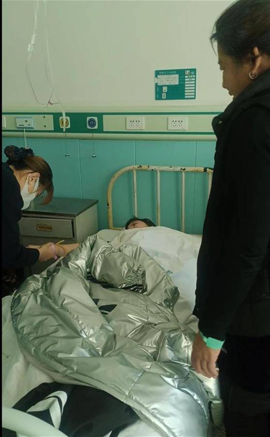 家长诉称18岁双胞胎女儿被老师打伤住院,校方:家属发布不实信息,将依法维权_赵先生_小雪_小雨
