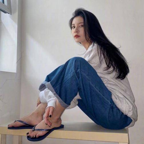 宋妍霏穿人字拖摆拍,镜头拉近看清脚型后是否明白了舞者的心酸?