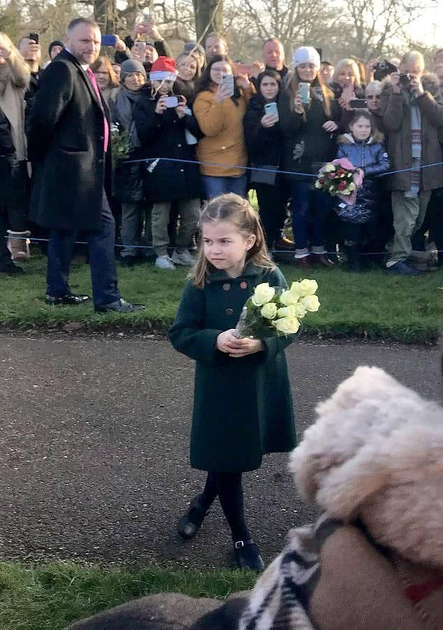 王室孩童行礼有多萌,不丹龙太子鞠躬,夏洛特行屈膝礼,可爱极了_公主
