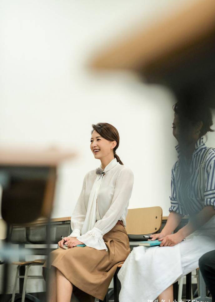 电视美女主持张蕾又美出新高度,蛋糕裙时尚动人,马蜂腰吸引关注_气质