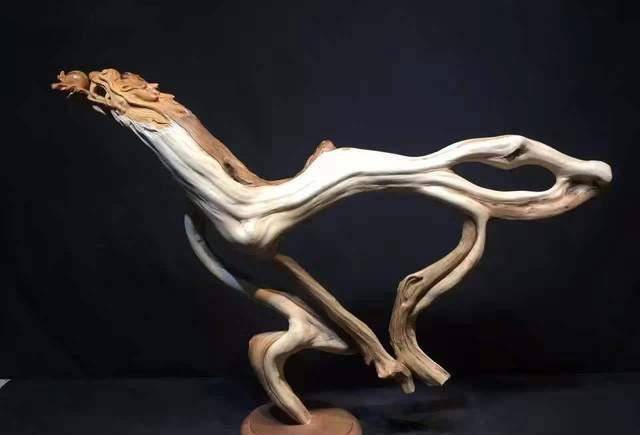 随着名气的上升,崖柏的身价也逐渐倍增,从廉价的烧柴木头变成了市场上