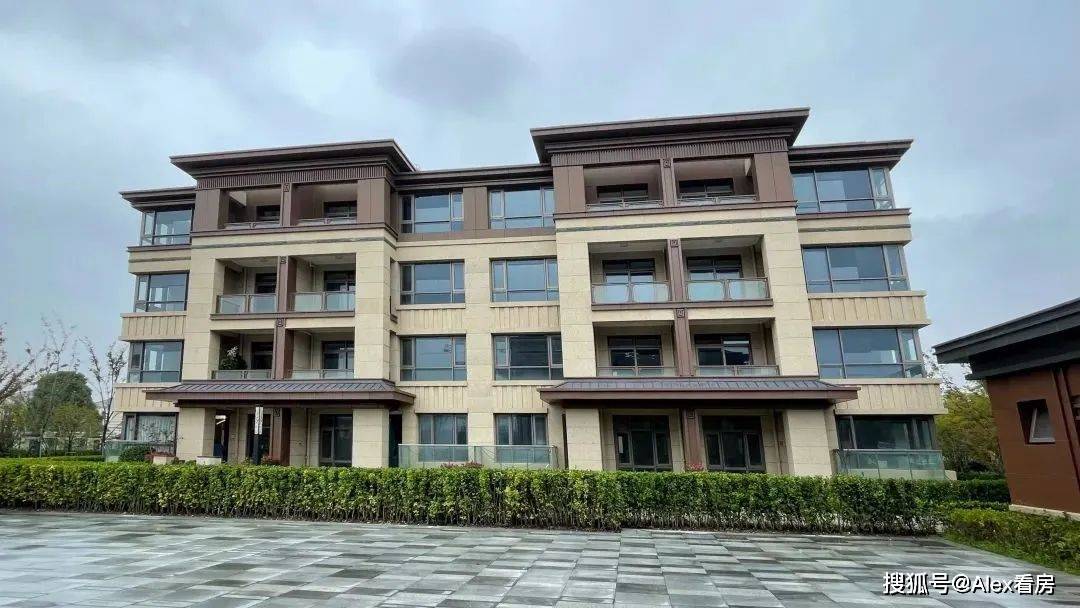项目实景图以苏州古典园林"翠玲珑"为造园蓝本,秉持"东方园,现代骨