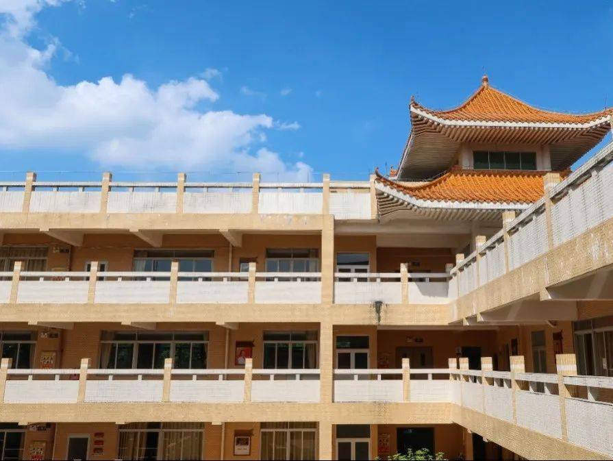 容山中学科普创新书吧在顺德一中这所具有南国水乡特色的花园式现代化