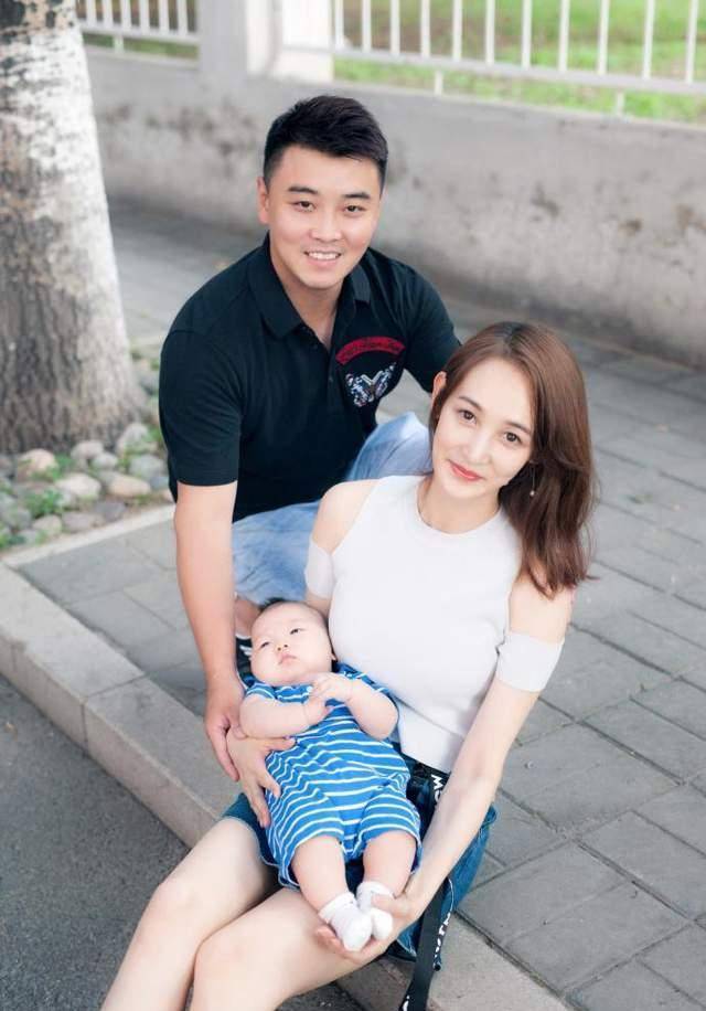 王皓结婚9年,事业家庭双丰收,他的两个前女友的生活如何?