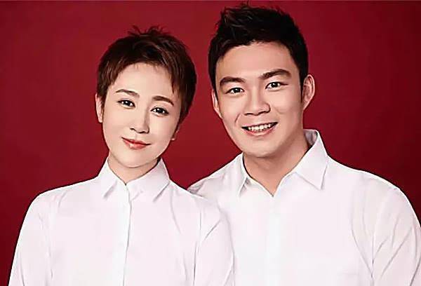 有种"结婚证"叫撒贝宁,别人都站在媳妇后面,只有他敢站在前面_马丽