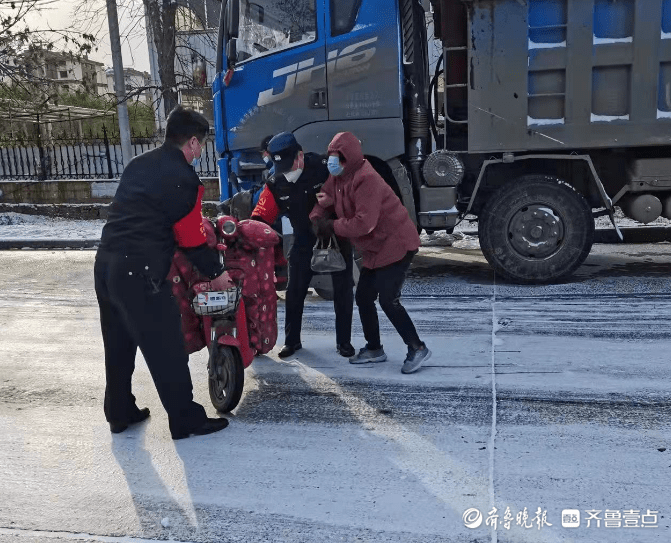 雪天路滑老人摔倒后怎么也爬不起来，民警路过果断停车扶老人道路中央胶东 9865