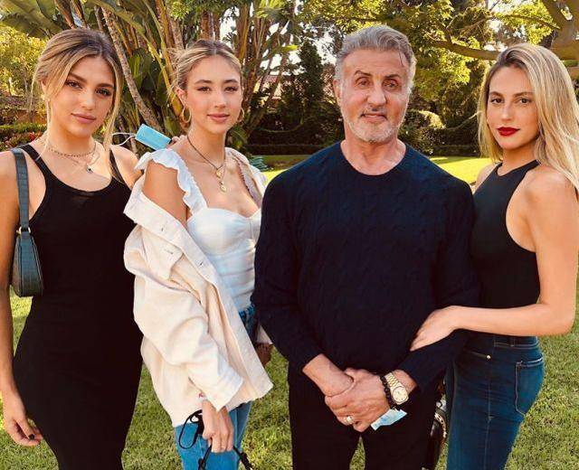 史泰龙晒照迎长女24岁,被金发千金挽手笑得甜,女儿骄傲展曲线_索菲亚