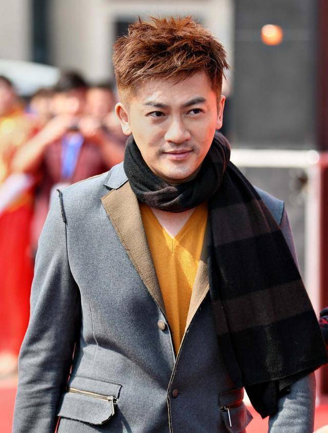 苏有朋新造型参加节目,身穿休闲西服又做中分烫发,这颜值哪像45_发型