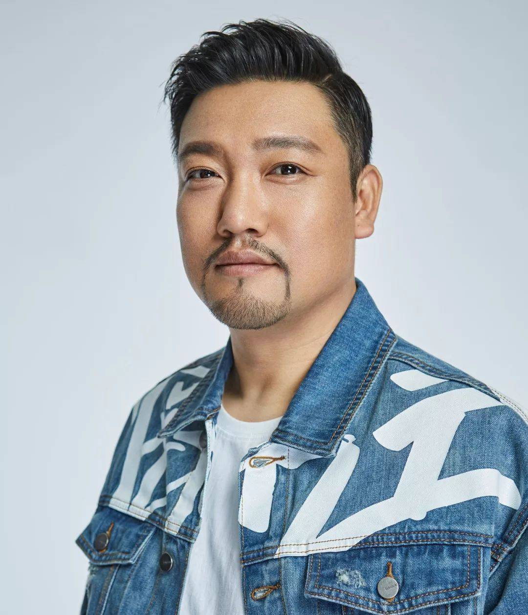 舞台小品演员贾冰现身外甥婚礼,穿着不得体被嘲,避嫌不敢抱新娘_网友