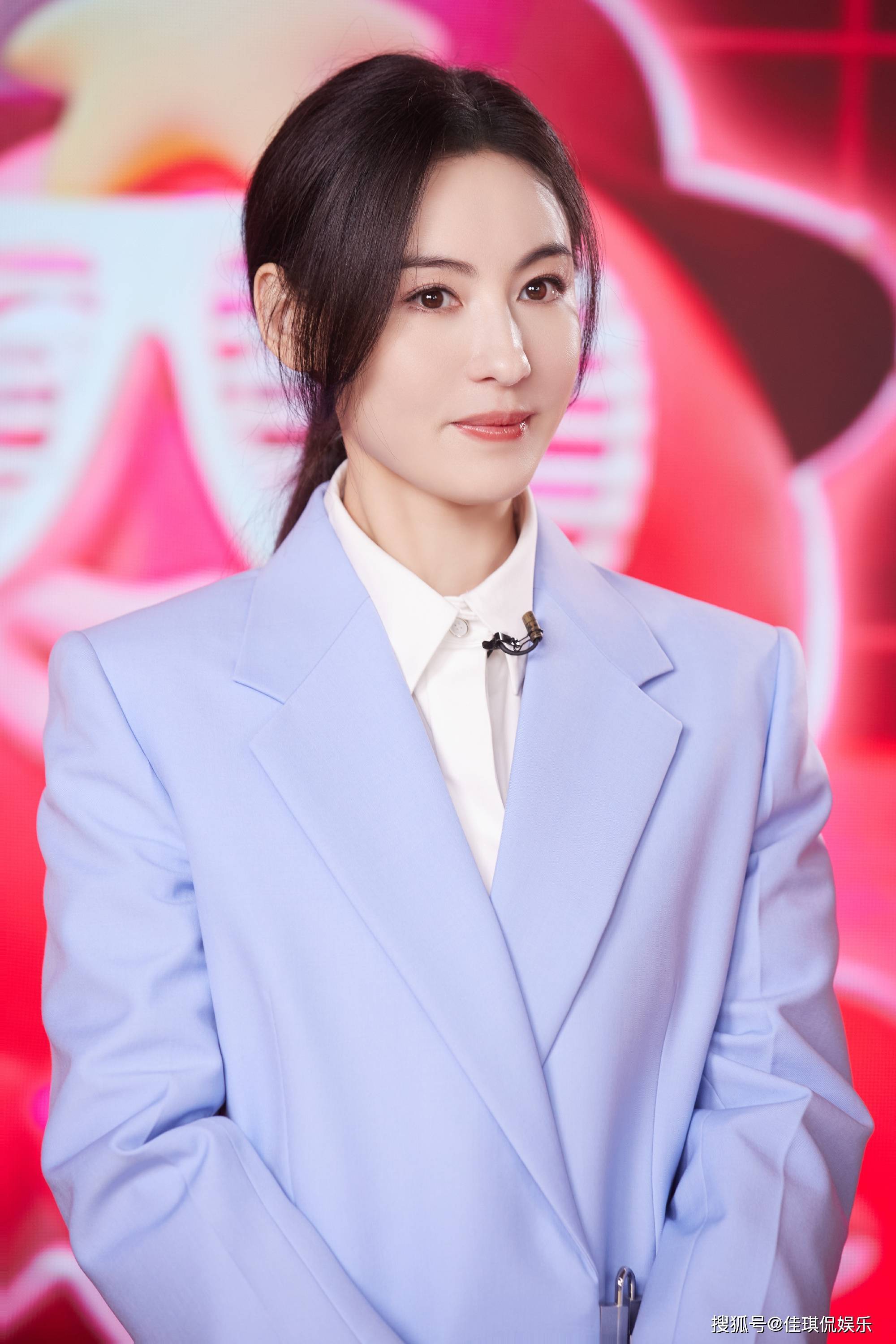 再一次被张柏芝美到了,蓝色西装搭配白色衬衣裙知性还很得体,美得很