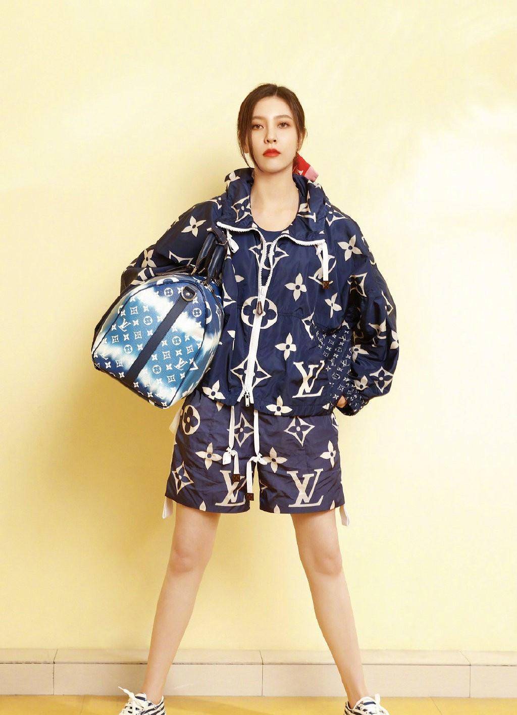 宋妍霏真个性,穿男友风套装短裤出镜,抱1万7的包帅到让人心动_造型