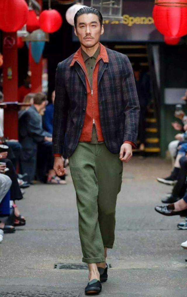 胡兵罕见上综艺真自信,1米89的身高穿西装配运动裤,太抢镜_差距_李晨