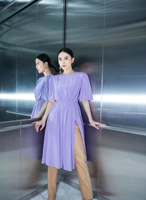 宋佳穿衣"配件"好多,连衣裙加长裤不胖也不丑,大黑手套太抢镜_身材_的