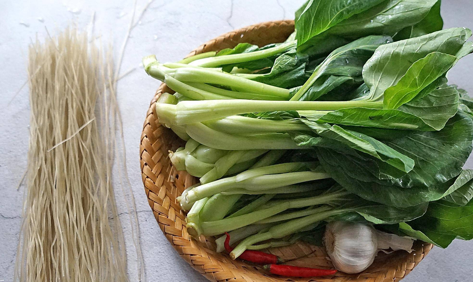 入秋后,吃点小青菜,不仅营养丰富,还能预防便秘,用它来和粉丝一起炒