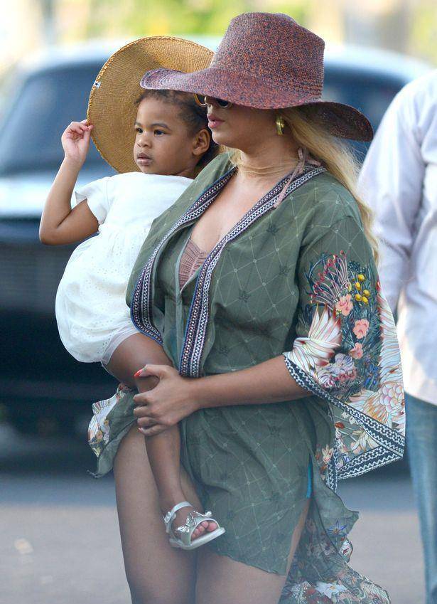 碧昂斯与jay-z一起度假时,穿着简单的泳衣,炫耀着