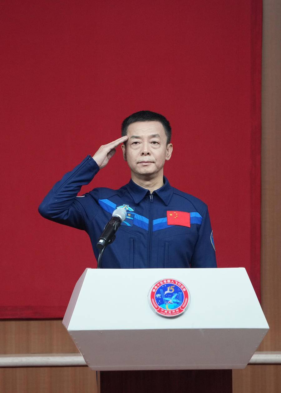 11月28日,航天员邓清明在酒泉卫星发射中心与记者见面.