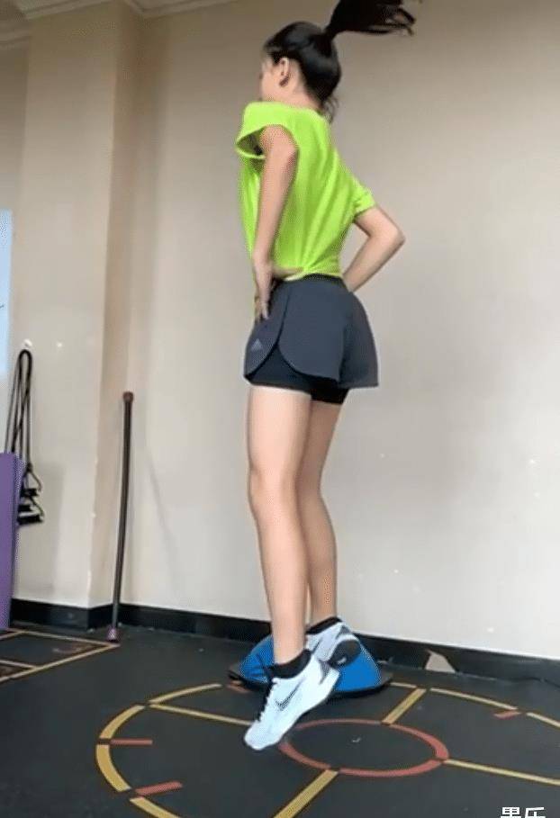 12岁森碟健身视频曝光,时尚时尚腿部肌肉线条明显,身高快超过爸爸田亮