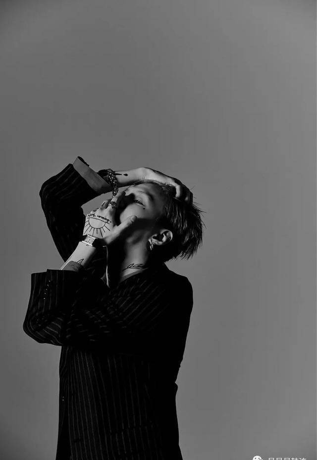 15岁出道的shinee成员李泰民,在高中时曾经被男同学