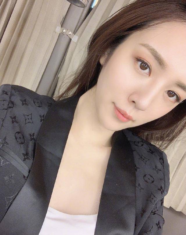 王晓晨体重瘦回86斤,穿黑西装少女感都溢出了,胖瘦之间自由切换_美得