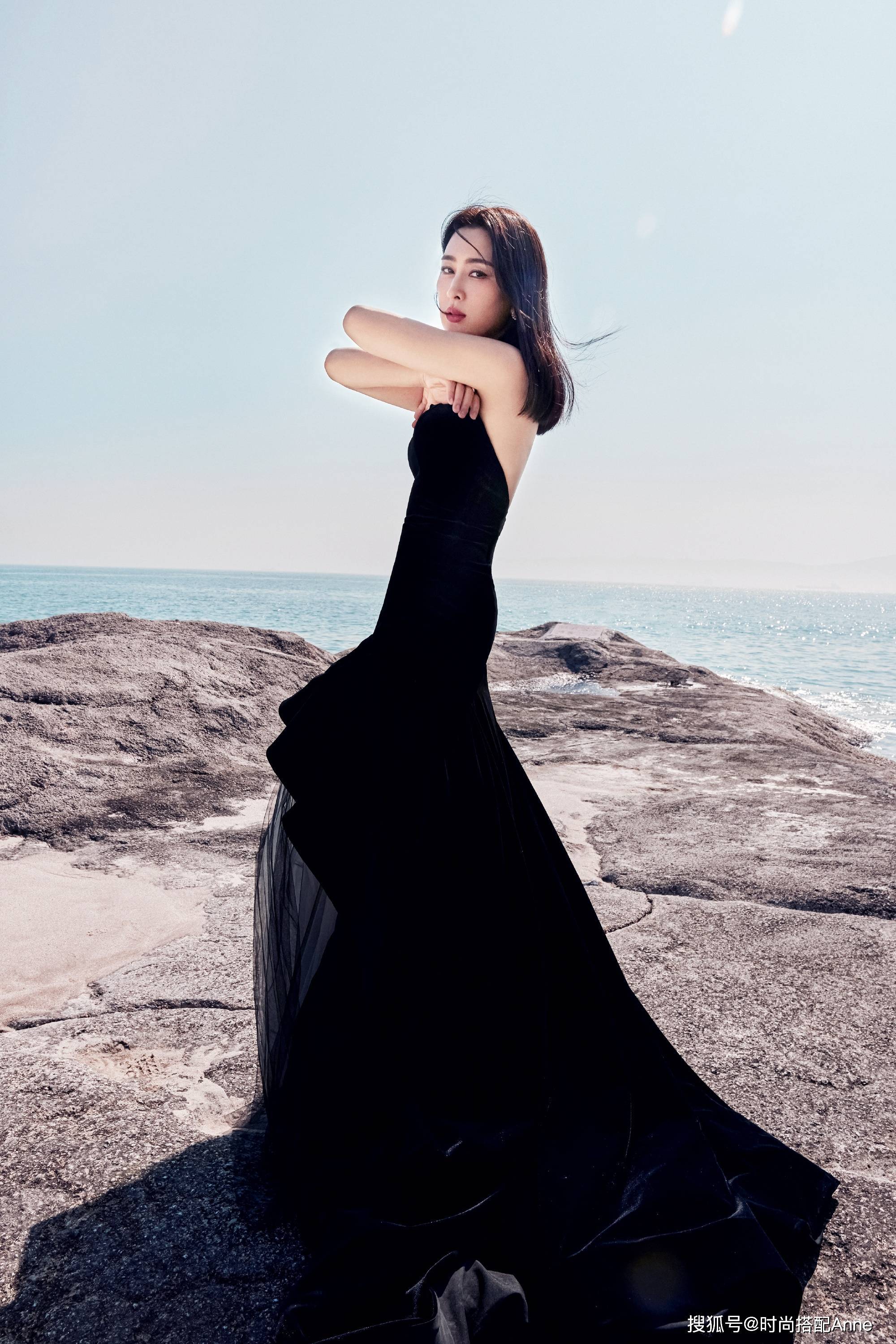 被马苏惊艳到了,抹胸丝绒裙优雅还很高贵,尽显成熟女性的魅力_裙摆