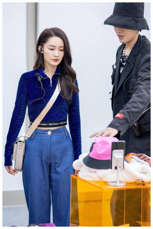 李沁穿上这件深蓝色上衣时,露腰的身材可以说很好地凸显了她的好身材.