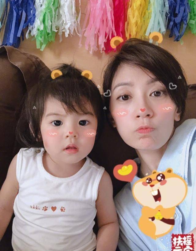 贾静雯晒波妞近照,换了发型背上书包好可爱,网友:看着像萧敬腾_表情