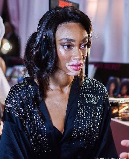 今年的维密秀,大表姐刘雯一双翅膀美翻全场,完美hold住造型_舞台_风格