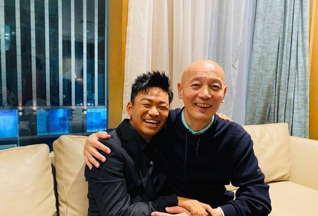 王宝强晒葛优合影,笑侃:我大爷还是我那个大爷_刘德华_刘若英_好人
