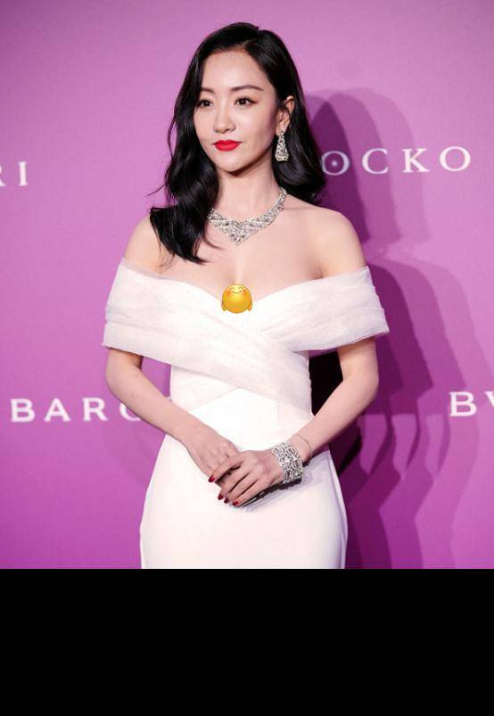 有一种豪门小姐叫杨蓉,穿上一字肩礼服,瞬间美到人心坎里_时尚_时候