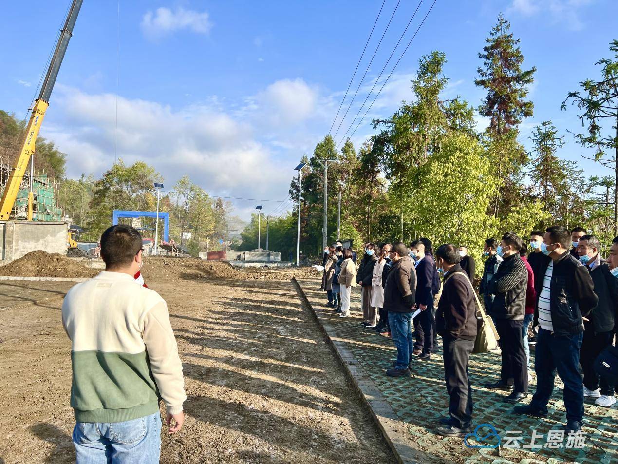 来凤县革勒车公路扩建图片