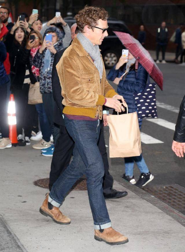 卷福不愧是行走的衣架子,夹克配牛仔裤时尚又酷帅,尽显男模气质_本尼