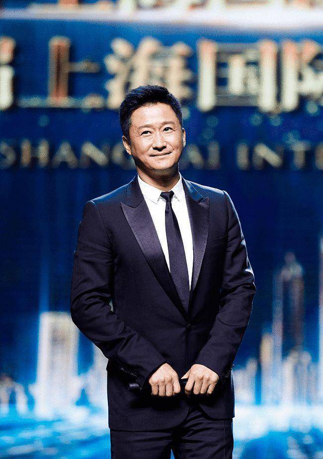 吴京的婚装被热议,高冷品牌上赶着倒贴,100亿票房牛人不简单_西装