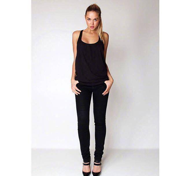 湖人队最硬核球迷,阿美莱-维克曼和男友相差46岁,这是真爱吗?