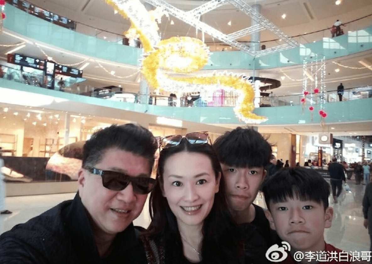 70岁港星李道洪近况曝光,头发乌黑显年轻,与小21岁妻子定居上海_发展