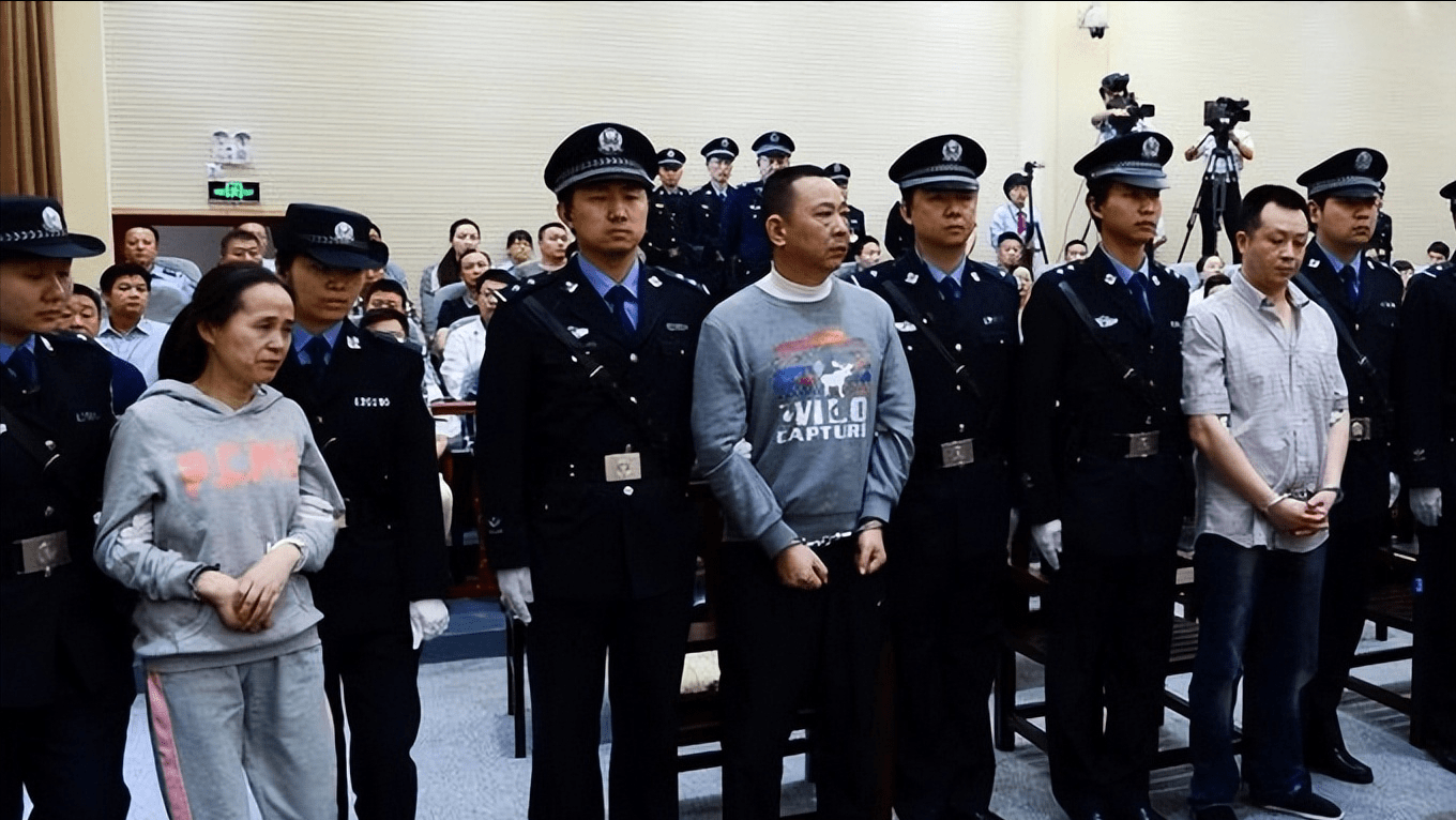 2015年,身家400亿黑老大刘汉被执行死刑,押赴刑场时神情恍惚