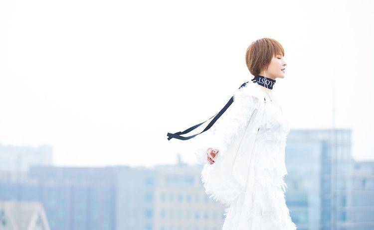 红极一时,今紧身裤秀美腿,看到脸网友表示不敢认_造型_厉娜_外套