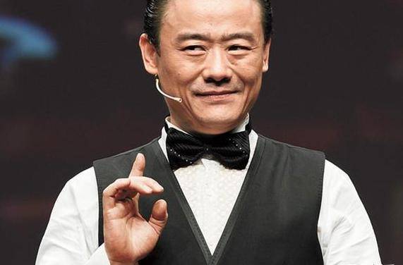 53岁周立波再掀骂战,曾怒怼郭德纲,嘲讽徐峥,人品败光了_春晚_怒气