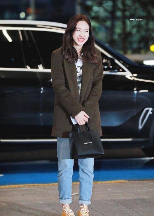 下身搭配一条浅色的铅笔牛仔裤,挽起的裤脚很别致潮流,腰带的设计在