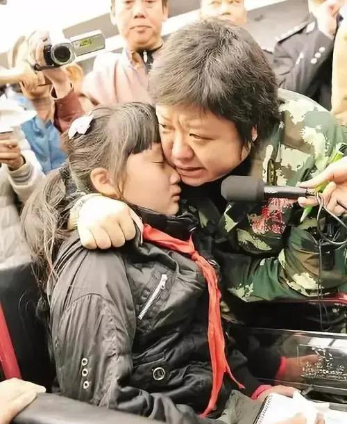 韩红:捐款十几亿,收养200多个孤儿为坚持做慈善而花光资产_祖母_团队