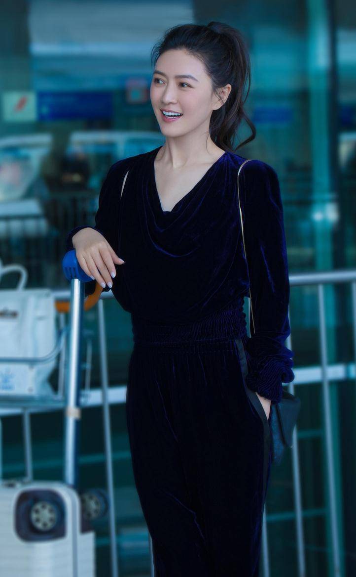 田海蓉启程时装周,丝绒连体裤搭配高马尾优雅减龄,44岁美得高级_造型