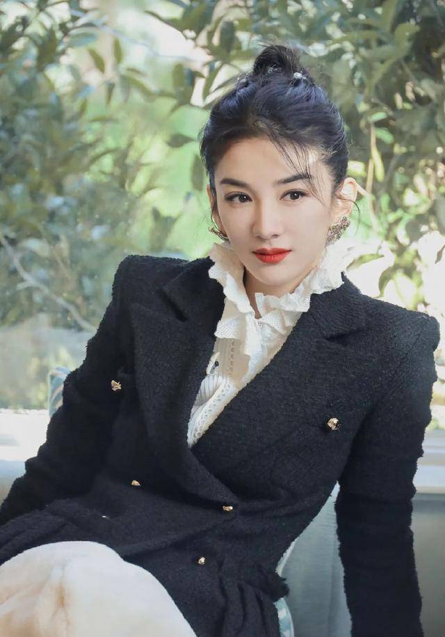 现在黄奕约会的对象是53岁的崔老师,人长这样.