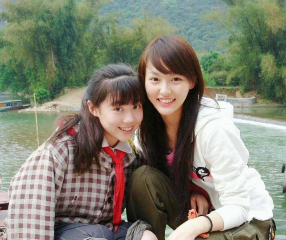 唐嫣十年前旧照曝光,素颜模样超清纯,有谁认出旁边的小女孩?