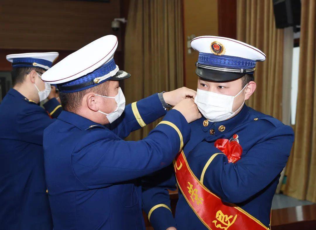 戴上绶带红花卸下胸徽,领花和肩章退出消防员代表李涛发言全体消防员