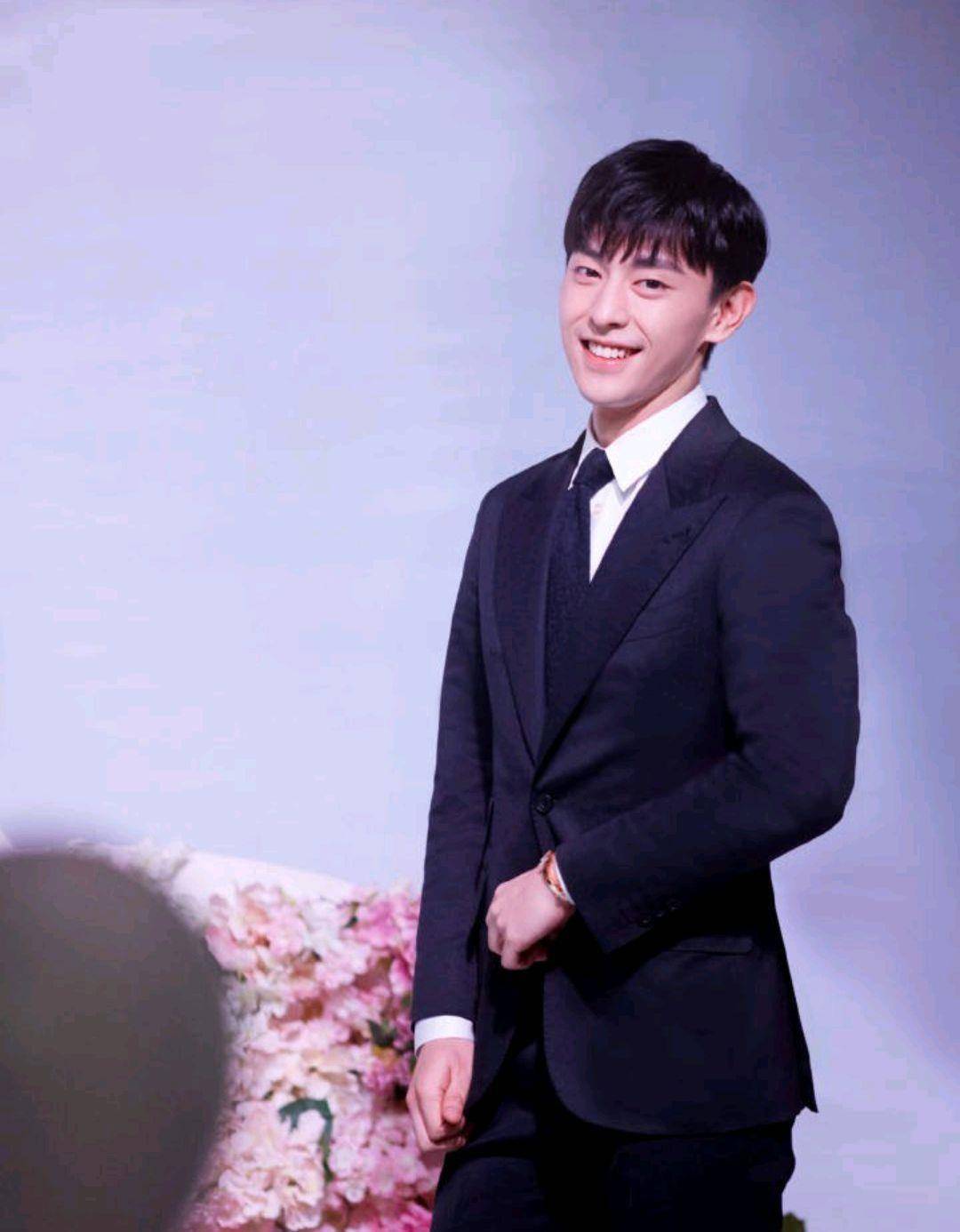 既是主演又是伴郎担当,邓伦的"伴郎专业户"称号从未下线_黑色_西装