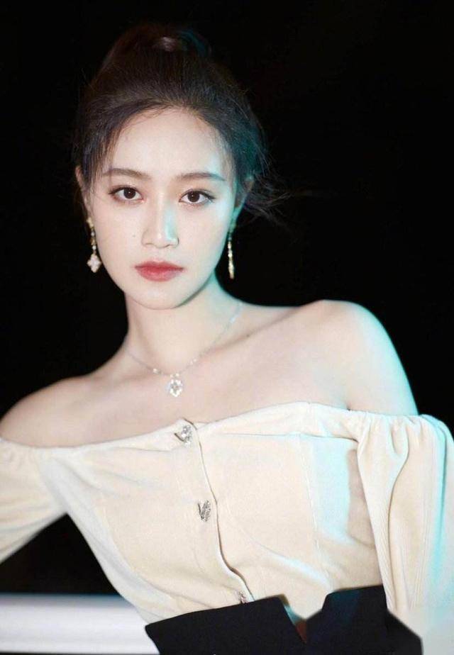 吴昕《乘风破浪》二公,成为舞台最耀眼的光,网友:蓝盈莹的功劳_姐姐