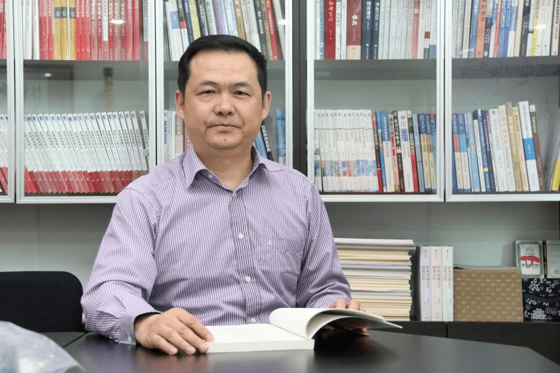 这是魏炜教授的办公室.