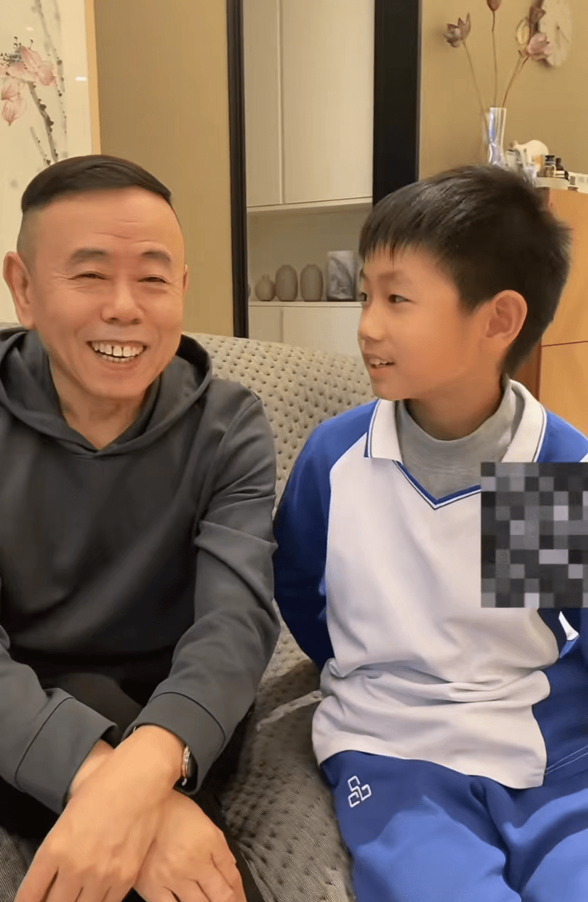 小石头紧挨着姥爷坐,穿着一身蓝色校服,长相斯文,五官和潘长江十分